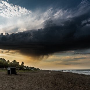 anbahnendes Unwetter über Strand in Mexiko