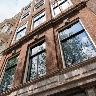 Denkmalgerechte Fenstersanierung: Das hauchdünne "Fineo" Isolierglas hat bei 6,5 Millimetern Dicke mit 0,7 den gleichen Dämmwert wie eine Dreifachverglasung mit einer Dicke von 32 Millimetern. 