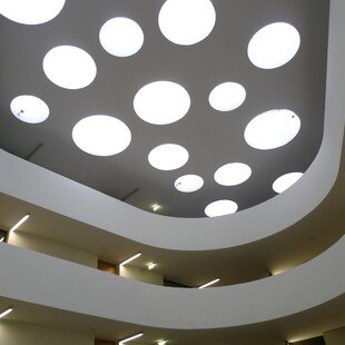 Belichtung, Belüftung und Entrauchung sind die wesentlichen Funktionen von Lichtkuppeln. Im Wohnbau besonders wichtig ist der vierte Aspekt: die Wärmedämmung. Hier ist einerseits die Dämmwirkung entscheidend, aber auch die entsprechende Luftdichtheit. Je nach Art der darunterliegenden Räume verändern sich die Anforderungen. 