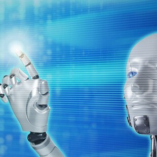 © Naypong iStock / Getty Images Plus Roboter tippt auf Screen