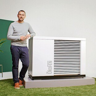 Mann neben einer Pelletheizung