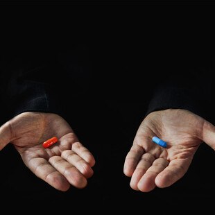 © Diy13 iStock / Getty Images Plus Hände bieten Rote und Blaue Pille