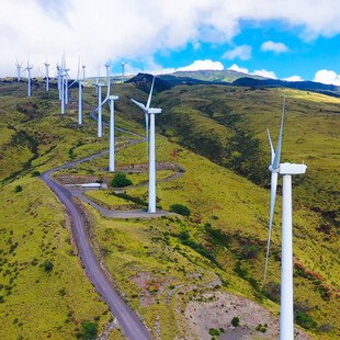© mohsin majeed iStock / Getty Images Plus Windräder in Berglandschaft