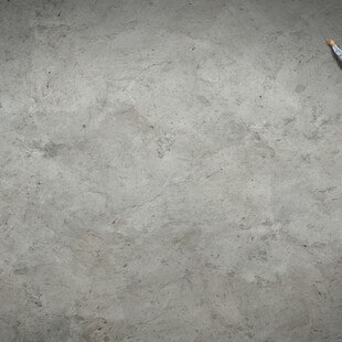 Frau steht auf deutlich niedrigerer Leiter als Mann