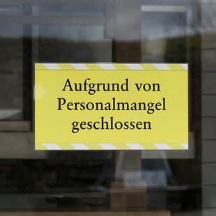 © DesignRage iStock GettyImages Plus Schild mit Aufschrift: Aufgrund von Personalmangel geschlossen