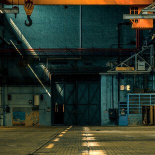© annavaczi iStock / Getty Images Plus Leere, Dunkle Industriehalle
