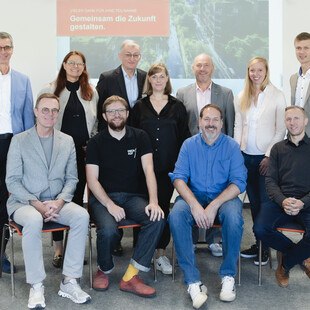 Die Expert*innen des Round-Table-Talks zum Thema Null-Grad-Dach. 1. Reihe sitzend von links: Wolfgang Hubner, Jakob Peleska, Gerhard Wögrath, Hans Hafellner; 2. Reihe von links: Holger Krüger, Susanne Formanek, Johannes Koller, Birgit Tegtbauer, Gundula Dyk und Gastgeber Stephan Roithmair. 