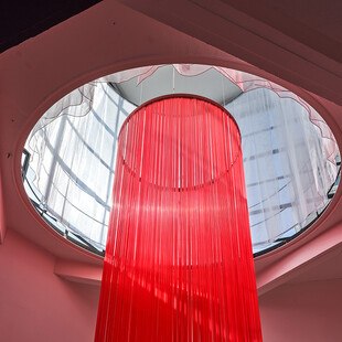 Ausstellungsinstallation in Rot