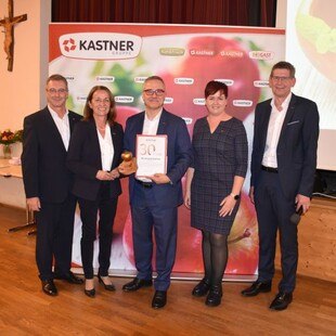 vier Mitarbeiter von KASTNER mit dem Gewinner in der Mitte