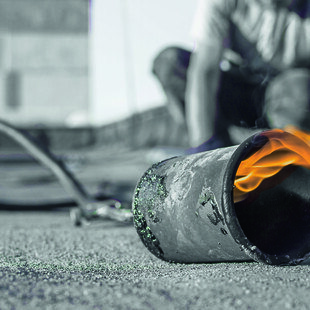 Flachdach abdichten - Schwarzdecker