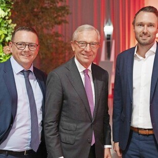 Klaus Mantl (li.), Landeshauptmann Haslauer und Lorenz Wedl bei der 120-Jahr-Feier im Amadeus Terminal Salzburg.