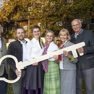 „Schlüsselübergabe“ in der Gersberg Alm (v.l.) Florian Kreibich, Johannes und Marion Hausberger, Elisabeth Kreibich, Regina und Robert Winkler. 