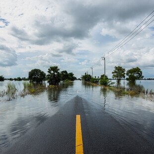 © Weeraa iStock / Getty Images Plus Straße führt ins Wasser - Überschwemmung