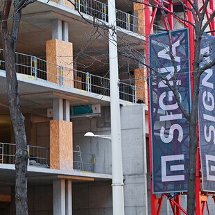 © Spitzt-Foto iStock Getty Images Plus Kran mit Signa Logo