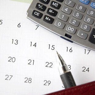 © daniaphoto iStock / Getty Images Plus Kalender und Taschenrechner