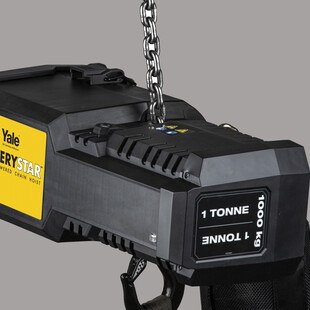 © Columbus McKinnon Corporation Batteriebetriebener Kettenzug bewegt Lasten bis eine Tonne