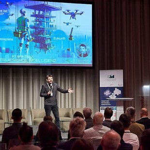 Mann spricht am Podium