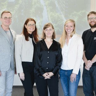 Dach Wand Chefredakteurin Birgit Tegtbauer (Mitte) diskutierte mit Expert*innen über den Nutzen und die Risiken von Null-Grad-Dächern (von links): Wolfgang Hubner, Susanne Formanek, Gundula Dyk, Jakob Peleska.