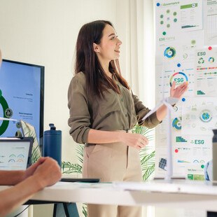 © Weedezign iStock Getty Images Plus Eine Frau zeigt auf eine Präsentation