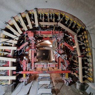 Projekt „H10 – Tunnel de la Clusette“; Infrastrukturprojekte helfen den Beton- und Schalungsbauern durch die Krise.