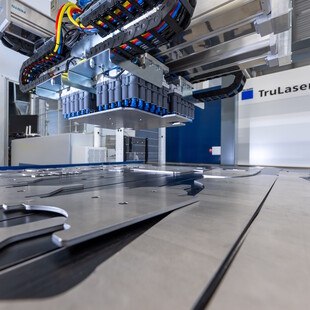 Automatisiertes Absortieren von Blechteilen.