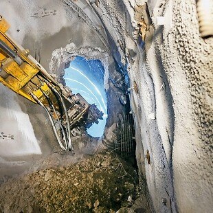 © ÖBB Bagger in Tunnel