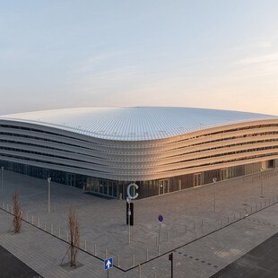 Die Architektur der Alba Arena im ungarischen Székesfehérvár ist ein echter Blickfang. Zugleich stellt die Gestaltung hohe Ansprüche an die Funktionalität der Gebäudehülle.