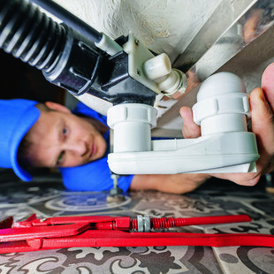 Installation für Sanitär - Waschbeckenabfluß wird montiert