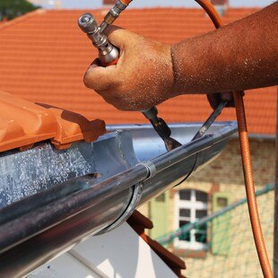 Spenglerbetriebe wurden ab 1. August 2024 ins Bauarbeiter-Urlaubs- und Abfertigungsgesetz (BUAG) und ab 1. November 2024 ins Bauarbeiter-Schlechtwetterentschädigungsgesetzes (BScheG) einbezogen. Das bedeutet Mehrkosten für die betroffenen Betriebe. Um diese Kosten zu reduzieren, verhandelt die Bundesinnung der Dachdecker, Glaser und Spengler intensiv mit der Bauarbeiter-Urlaubs- und Abfertigungskasse (BUAK).