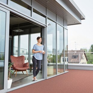 Neben mehr Wohnraum eröffnen Staffelgeschosse die Möglichkeit, den umlaufenden Bereich als Dachterrasse zu nutzen. Hier ist eine fachgerechte Abdichtung erforderlich, um Hinterläufigkeit zu vermeiden und die Konstruktion dauerhaft vor Feuchteschäden zu schützen. 