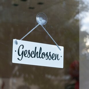 © Heiko119 iStock Getty Images Plus Lokal mit Schild: Geschlossen