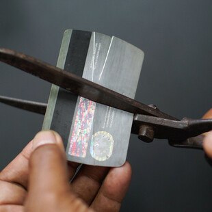 Kreditkarte mit Schere durchtrennt