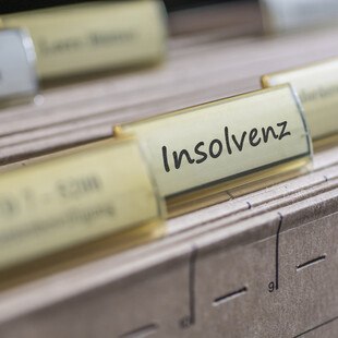 © Ralf Geithe iStock Getty Images Plus Karteikarte Insolvenz