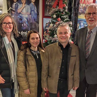 Der freiwillige Helfer Ernst Mayrhofer (2. v. re.) hat es sich zur Aufgabe gemacht, Sarah Kienel (2. v. li.) und ihrer Familie zu helfen. Landesinnungsmeister-Stellvertreterin Claudia Marton aus Niederösterreich und der ehemalige Landesinnungsmeister Siegfried Seidl aus Oberösterreich (beide außen) besuchten sie anlässlich einer Spendenveranstaltung Anfang Dezember.