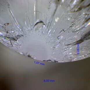 Das neue Buch von Glas-Experten Ekkehard Wagner liefert Fachwissen über die Struktur und das Bruchverhalten von Glas für Praktiker*innen.