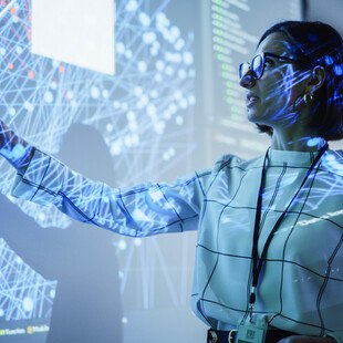 eine Frau vor einer Präsentation mit Technologie